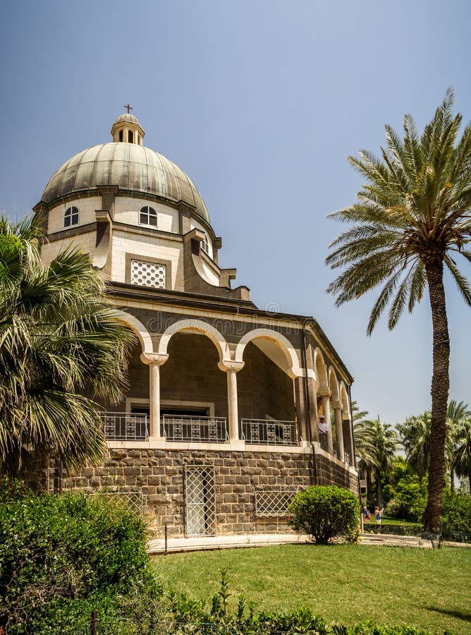 Kyrka av monteringen av saligheter, hav av Galilee i Israel royaltyfri foto Kyrka av monteringen av saligheter, hav av Galilee i Israel royaltyfri foto