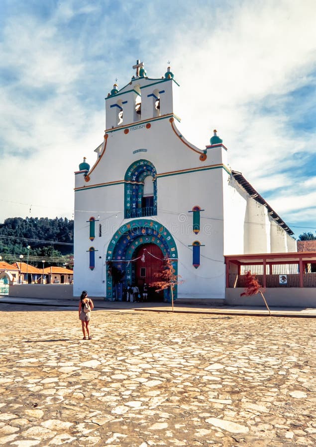 Kyrka av San Juan i staden av San Juan Chamula, Chiapas royaltyfri bild Kyrka av San Juan i staden av San Juan Chamula, Chiapas royaltyfri bild