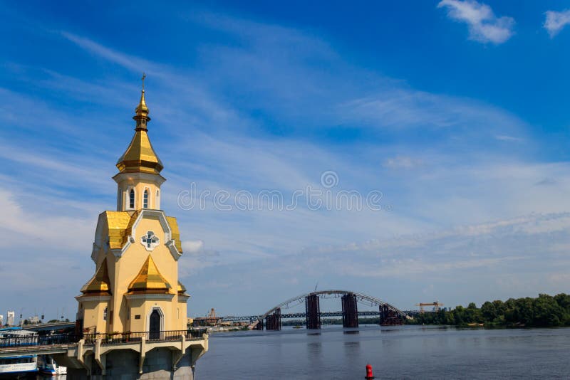 Kyrka f?r St Nicholas Wondermaker p? vatten i Kiev, Ukraina arkivfoton Kyrka f?r St Nicholas Wondermaker p? vatten i Kiev, Ukraina arkivfoton