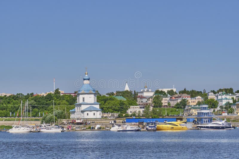 Kyrka för att få bo hos gudskuldsära russiens mor. en symbol för staden. royaltyfria foton
