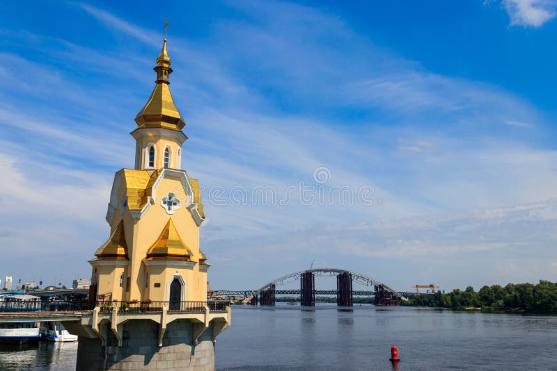 Kyrka för St Nicholas Wondermaker på vattnet i Kiev fotografering för bildbyråer Kyrka för St Nicholas Wondermaker på vattnet i Kiev fotografering för bildbyråer