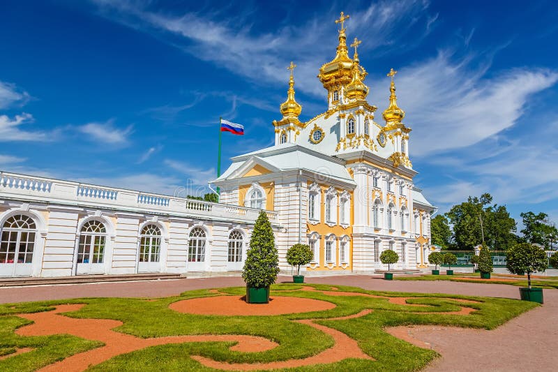 Kyrka i Peterhof, St Petersburg royaltyfri bild Kyrka i Peterhof, St Petersburg royaltyfri bild
