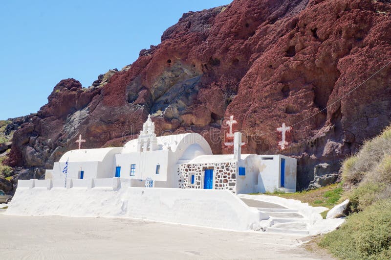 Kyrka på den Santorini ön på den röda stranden arkivfoto Kyrka på den Santorini ön på den röda stranden arkivfoto