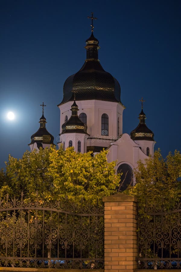 Kyrka på fullmånen royaltyfri bild Kyrka på fullmånen royaltyfri bild