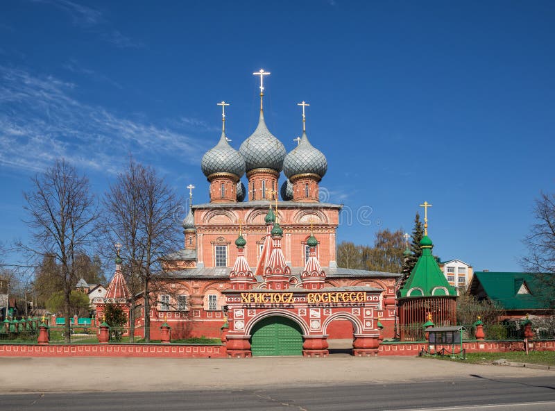 Kyrka som är längst ner av Debre, Kostroma royaltyfri fotografi Kyrka som är längst ner av Debre, Kostroma royaltyfri fotografi