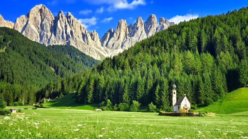 Kyrka under de ojämna maxima av dolomitesna under sommar, italienska fjällängar arkivbilder Kyrka under de ojämna maxima av dolomitesna under sommar, italienska fjällängar arkivbilder