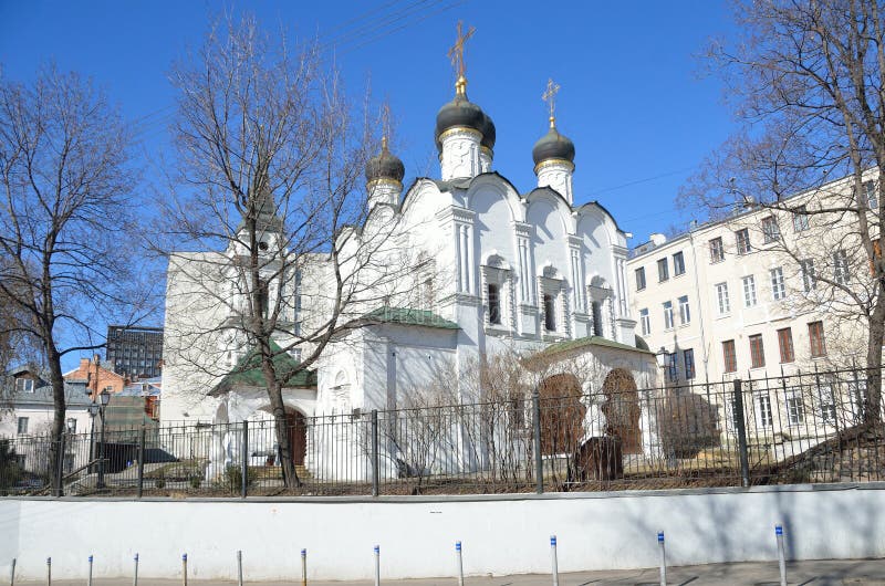 Kyrkan av jämliket för St Vladimir till apostlarna i de gamla trädgårdarna moscow arkivbild Kyrkan av jämliket för St Vladimir till apostlarna i de gamla trädgårdarna moscow arkivbild