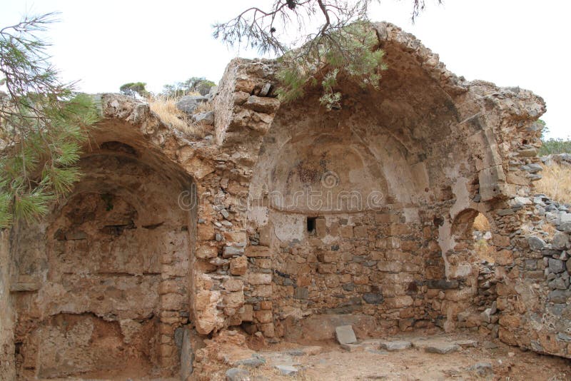 Kyrkan fördärvar, fästningen för den Spinalonga spetälskkolonin, Elounda, Kreta fotografering för bildbyråer Kyrkan fördärvar, fästningen för den Spinalonga spetälskkolonin, Elounda, Kreta fotografering för bildbyråer