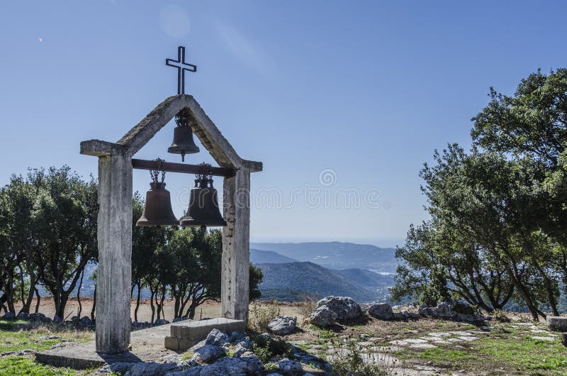 Kyrklig gammal klockstapel av lamiaen och som bakgrund det Ionian havet arkivbild Kyrklig gammal klockstapel av lamiaen och som bakgrund det Ionian havet arkivbild
