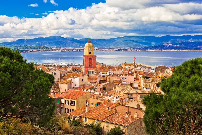 Kyrkligt torn för Saint Tropez by och gammal taksikt arkivfoton Kyrkligt torn för Saint Tropez by och gammal taksikt arkivfoton