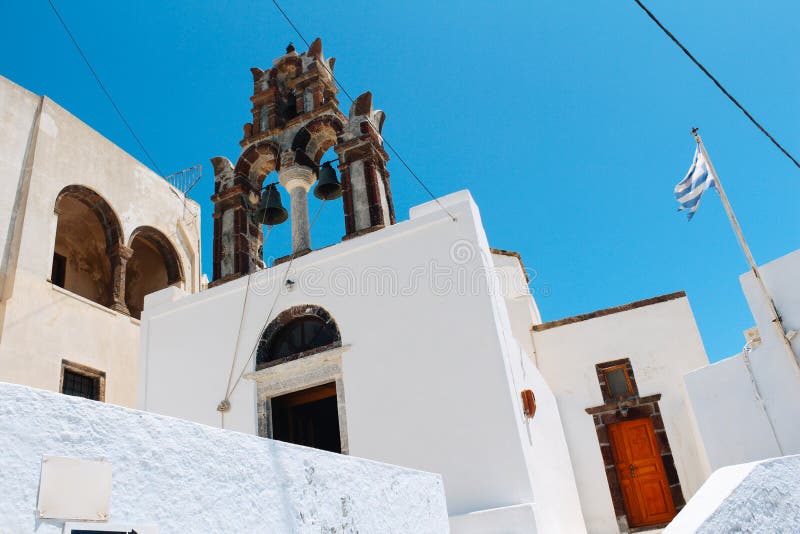 Kyrktaga på Pyrgos i den Santorini ön, Grekland arkivbild Kyrktaga på Pyrgos i den Santorini ön, Grekland arkivbild