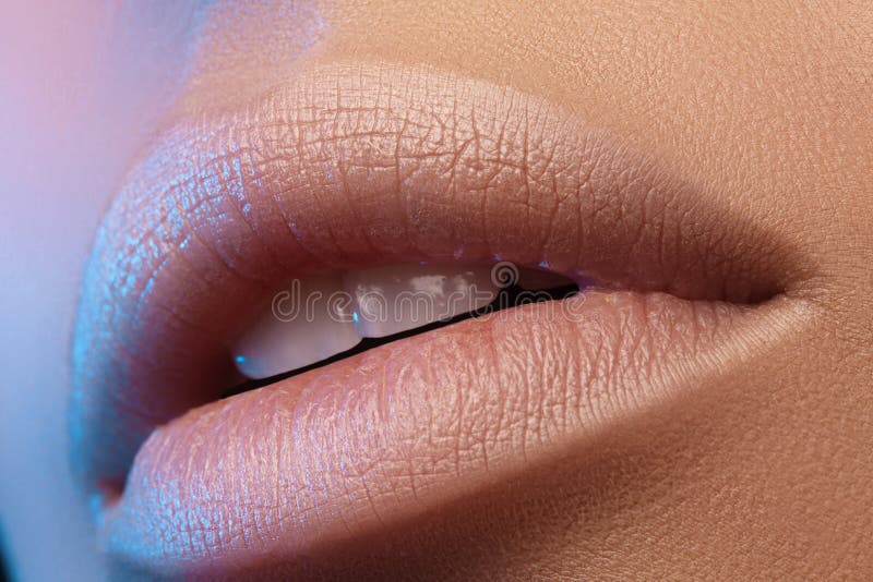 Kyssa sött Perfekt naturlig kantmakeup Slut upp makrofotoet med den härliga kvinnliga munnen Fylliga fulla kanter royaltyfri fotografi
