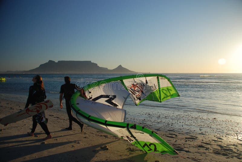 Kytesurfers op het strand Blouberg, dichtbij Cape Town Beroemde wijngaard Kanonkop dichtbij schilderachtige bergen bij de lente royalty-vrije stock fotografie Kytesurfers op het strand Blouberg, dichtbij Cape Town Beroemde wijngaard Kanonkop dichtbij schilderachtige bergen bij de lente royalty-vrije stock fotografie