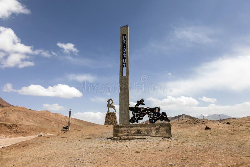 Kyzlyart, Κιργιστάν στις 21 Αυγούστου 2018: Πέρασμα 4280m Kyzylart στη Pamir εθνική οδό στοκ εικόνα με δικαίωμα ελεύθερης χρήσης Kyzlyart, Κιργιστάν στις 21 Αυγούστου 2018: Πέρασμα 4280m Kyzylart στη Pamir εθνική οδό στοκ εικόνα με δικαίωμα ελεύθερης χρήσης