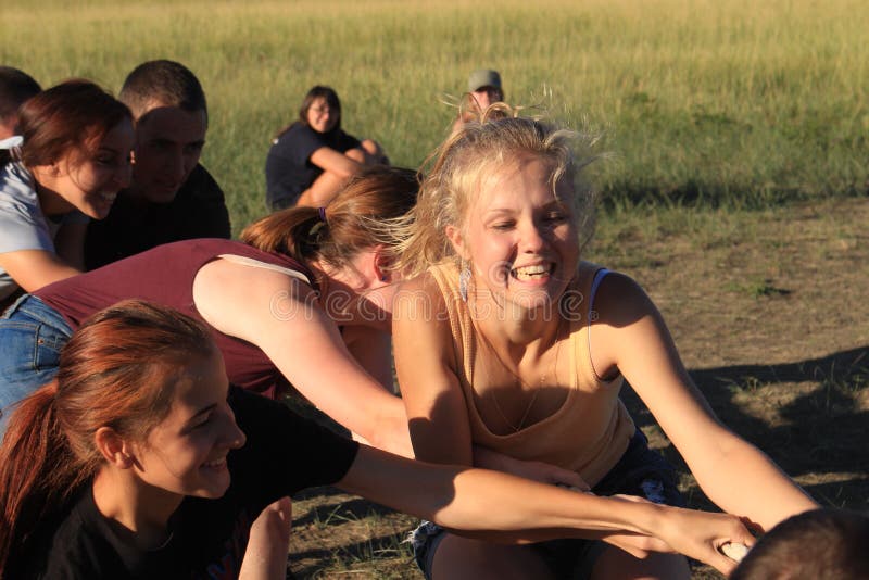 Kyzyl, Rusland - 14 Augustus 2015: Groep Tieners Speelt Actieve Spelletjes in De Natuur En Trekt Een Touw Emoties Op Redactionele Afbeelding - Image of nave: 171574855