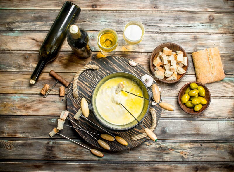 Köstlicher Fonduekäse mit Oliven und Weißwein lizenzfreie stockfotos Köstlicher Fonduekäse mit Oliven und Weißwein lizenzfreie stockfotos