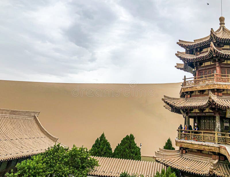 Källmiljön i bergsklättergen i dyhuang i staden Mingsha royaltyfria foton
