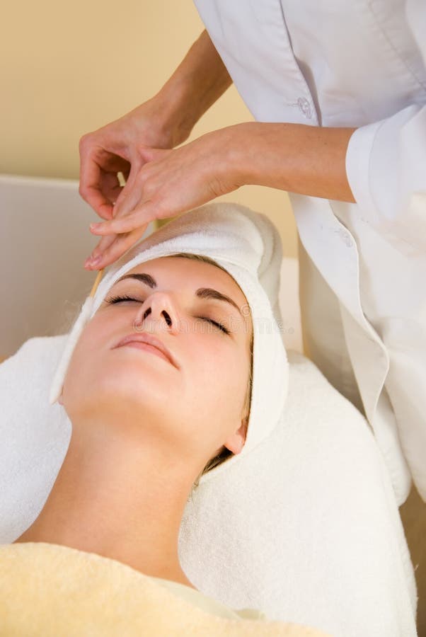 Kälteerzeugende im Gesichtmassage lizenzfreies stockbild Kälteerzeugende im Gesichtmassage lizenzfreies stockbild