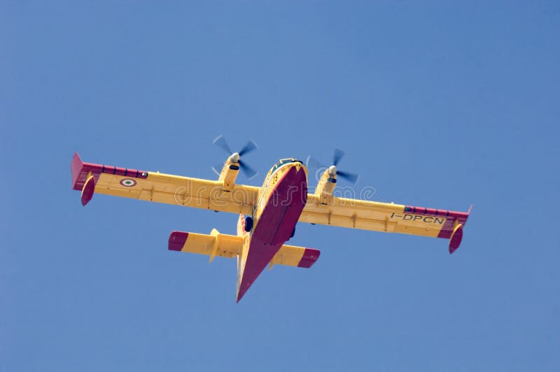 Kämpfendes Flugzeug des italienischen Feuers lizenzfreie stockfotos Kämpfendes Flugzeug des italienischen Feuers lizenzfreie stockfotos