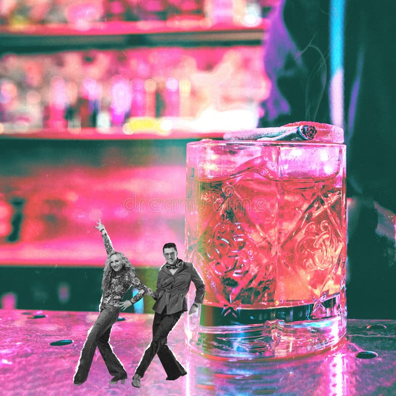 Känsligt unga par man och kvinna i snygga retro-kläder som dansar nära en jättelik cocktail mot neon bar arkivbild