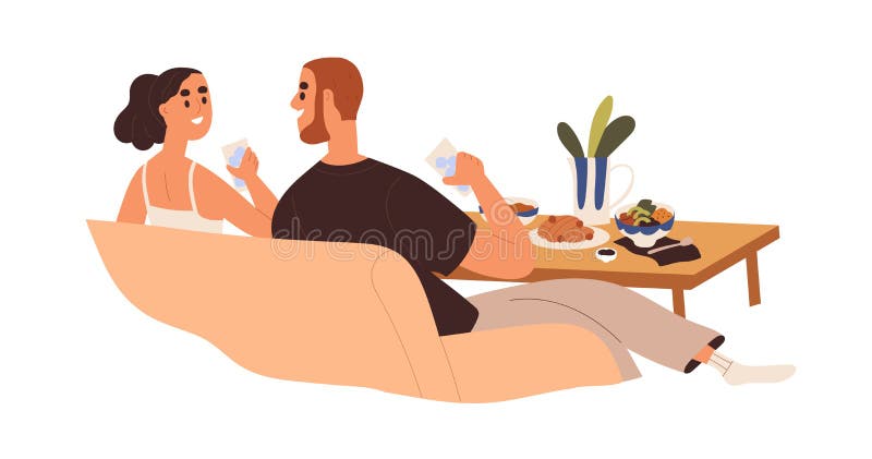 Kärleksparande par som leker med sofa och äter mat och pratar. lycklig man och kvinna på romantisk dejt hemma. personer som äter m royaltyfri illustrationer