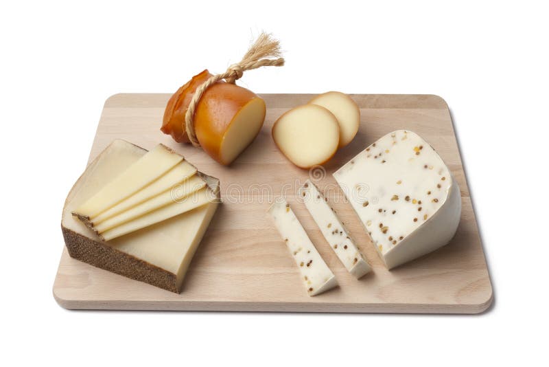 Käse auf hölzerner Mehrlagenplatte