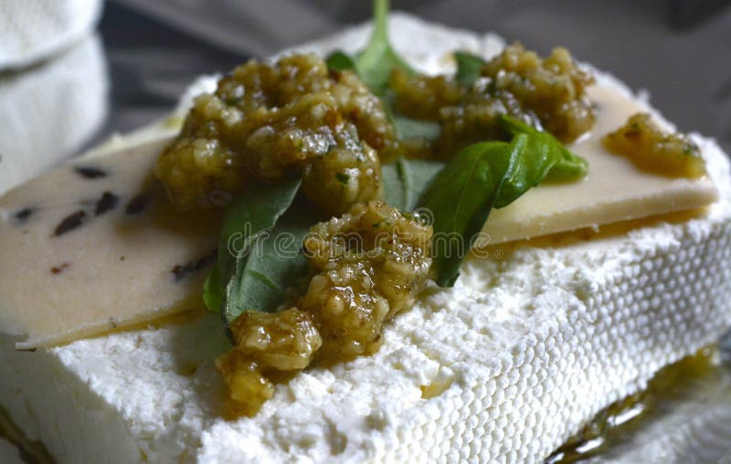 Käse mit Kräutern in Bulgarien stockfotografie Käse mit Kräutern in Bulgarien stockfotografie