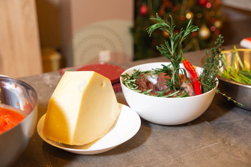 Käse und mariniertes Fleisch mit Kräutern stockbild