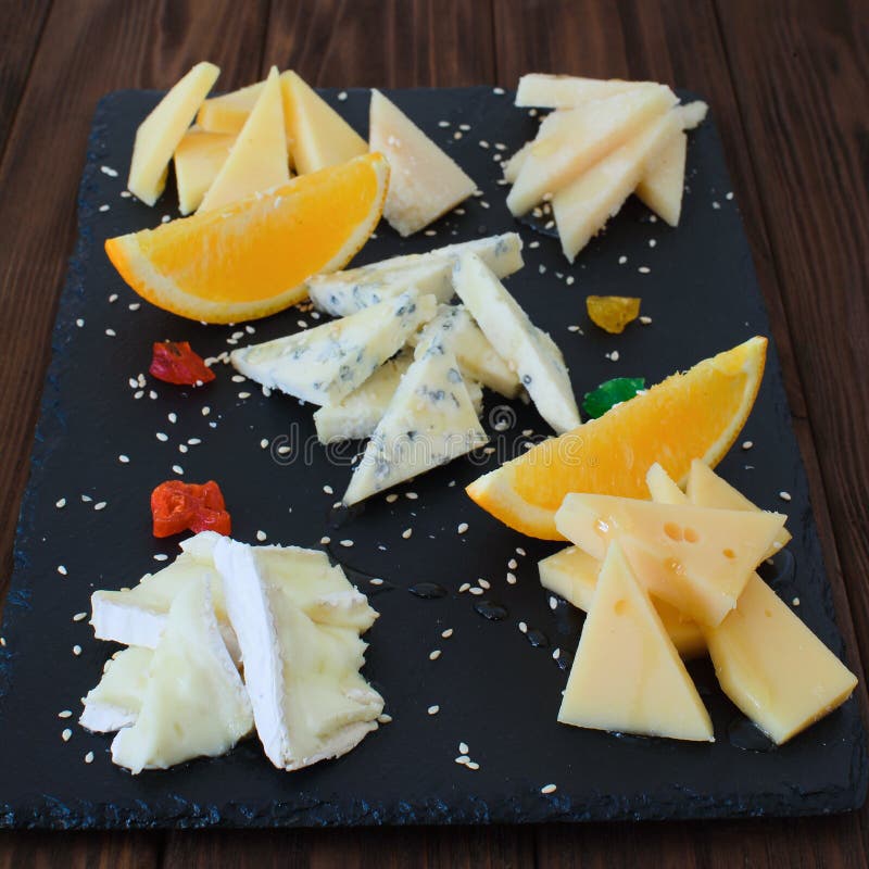 Käseplatte: Blauschimmelkäse des Emmentaler-Camembertkäses lizenzfreie stockbilder