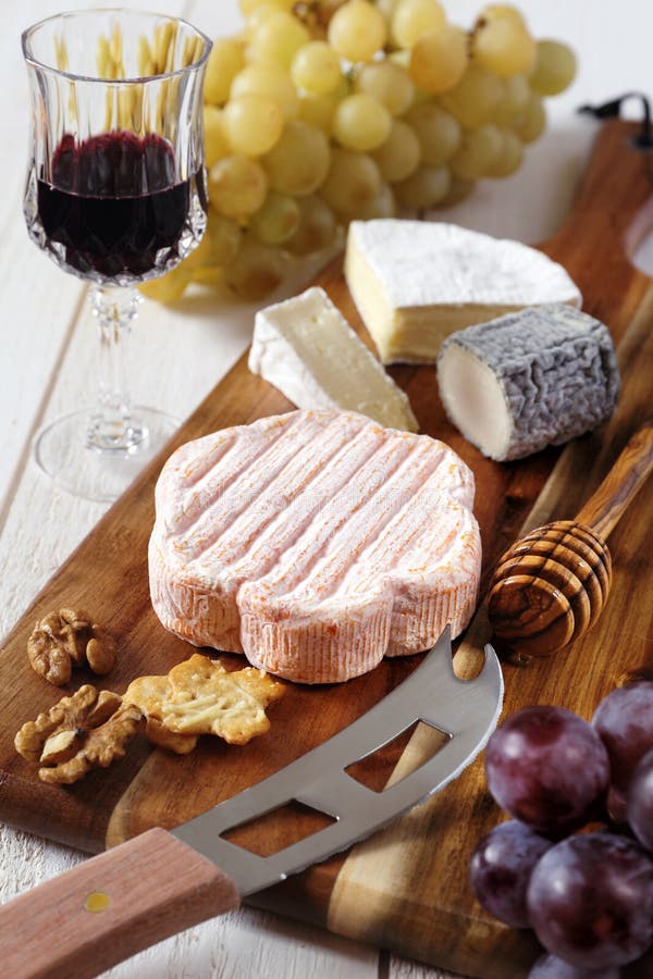 Käseplatte: Französischer Weichkäse, Trauben und ein Glas Rotwein lizenzfreie stockfotografie Käseplatte: Französischer Weichkäse, Trauben und ein Glas Rotwein lizenzfreie stockfotografie
