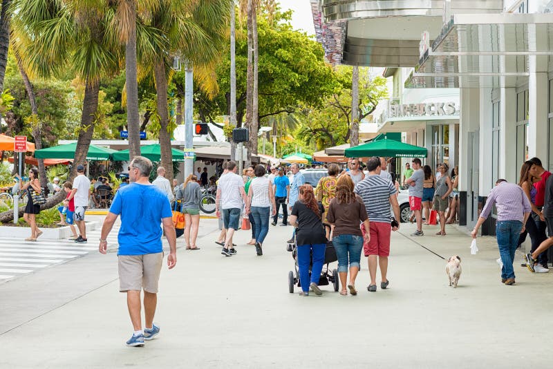Käufer und Touristen bei Lincoln Road in Miami
