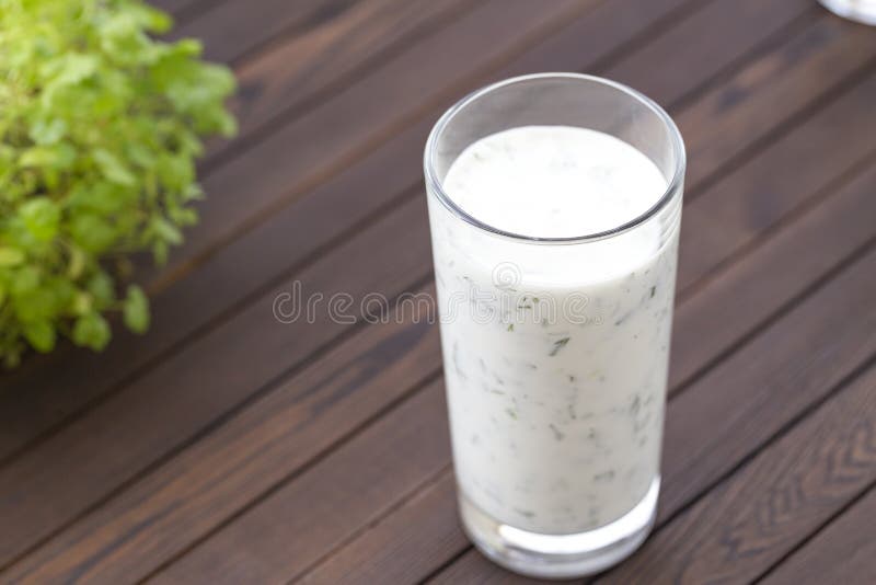 Kéfir hecho en casa fresco del yogur, ayran en vidrio con las hierbas Ayran, bebida hecha en casa del yogur con las hierbas y los imagenes de archivo Kéfir hecho en casa fresco del yogur, ayran en vidrio con las hierbas Ayran, bebida hecha en casa del yogur con las hierbas y los imagenes de archivo
