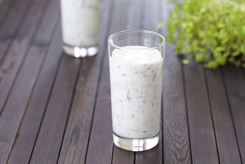 Kéfir hecho en casa fresco del yogur, ayran en vidrio con las hierbas Ayran, bebida hecha en casa del yogur con las hierbas y los foto de archivo libre de regalías Kéfir hecho en casa fresco del yogur, ayran en vidrio con las hierbas Ayran, bebida hecha en casa del yogur con las hierbas y los foto de archivo libre de regalías