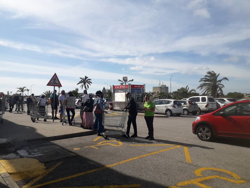Kö för socialt avstånd utanför makro-butiken i hamn Elizabeth South africa arkivbilder