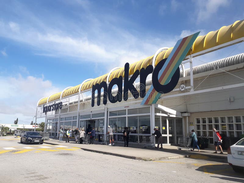 Kö för socialt avstånd utanför makro-butiken i hamn Elizabeth South africa royaltyfri foto