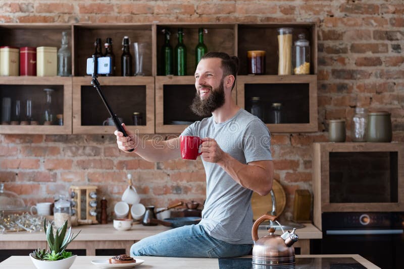 Kök för man för selfie för telefon för teknologifoto videopn arkivbilder Kök för man för selfie för telefon för teknologifoto videopn arkivbilder