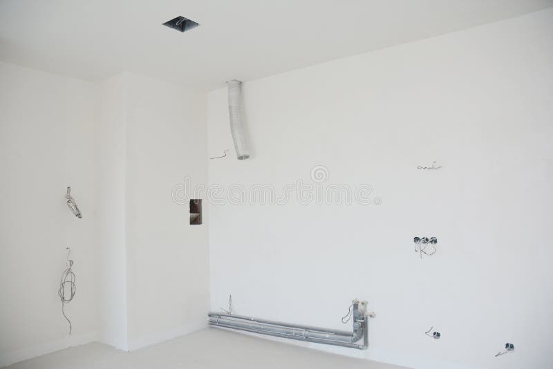 Kök som omdanar inre med installation av ventilationssystemet, ventilationsrör, kanal, fan, vattenrör, uttagproppar royaltyfri bild Kök som omdanar inre med installation av ventilationssystemet, ventilationsrör, kanal, fan, vattenrör, uttagproppar royaltyfri bild