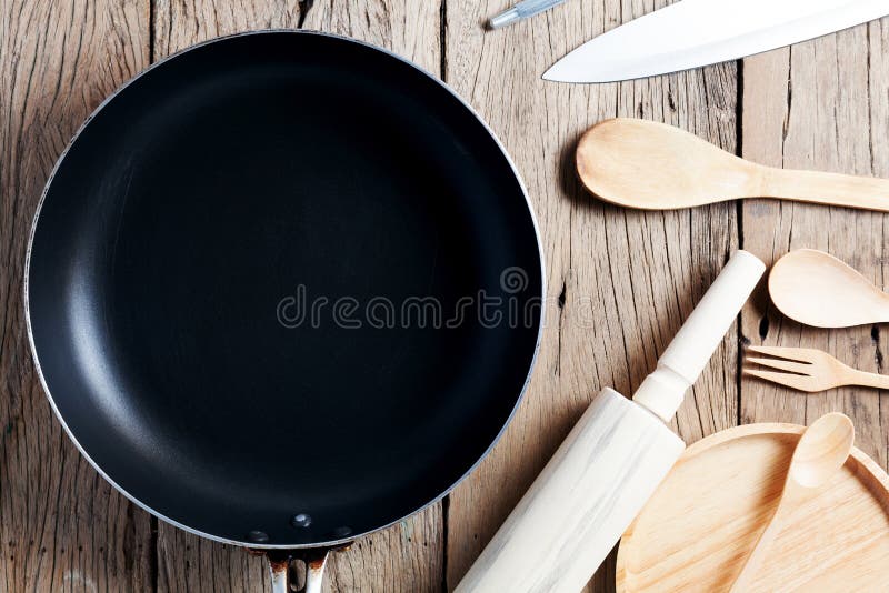 Köksgeråd träsked på gammal wood tabellbakgrund med fotografering för bildbyråer Köksgeråd träsked på gammal wood tabellbakgrund med fotografering för bildbyråer