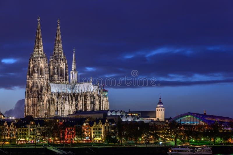 Köln-Kathedrale an der Dämmerung