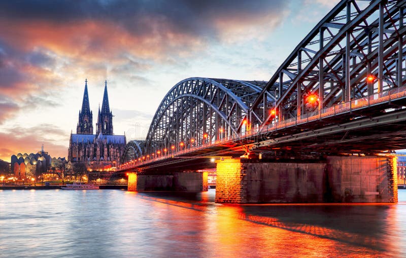 Köln-Kathedrale und Hohenzollern-Brücke bei Sonnenuntergang - Nacht