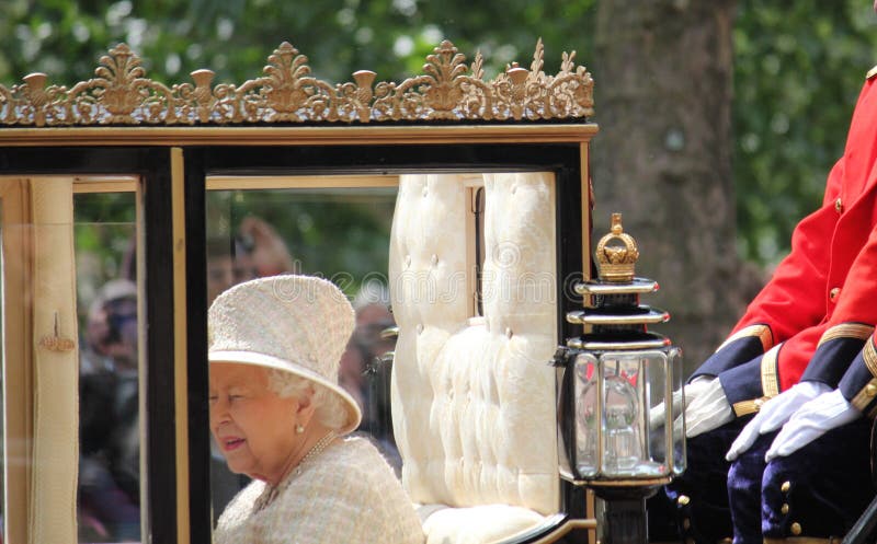 Königin Elizabeth, London Großbritannien, am 8. Juni 2019 - Königin Elizabeth Trooping das Farbekönigsfamilie-Buckingham Palace-P stockbild Königin Elizabeth, London Großbritannien, am 8. Juni 2019 - Königin Elizabeth Trooping das Farbekönigsfamilie-Buckingham Palace-P stockbild