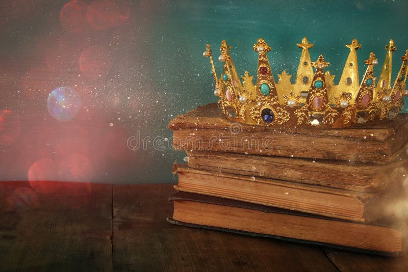 Königin/Königkrone auf altem Buch Weinlese gefiltert mittelalterlicher Zeitraum der Fantasie