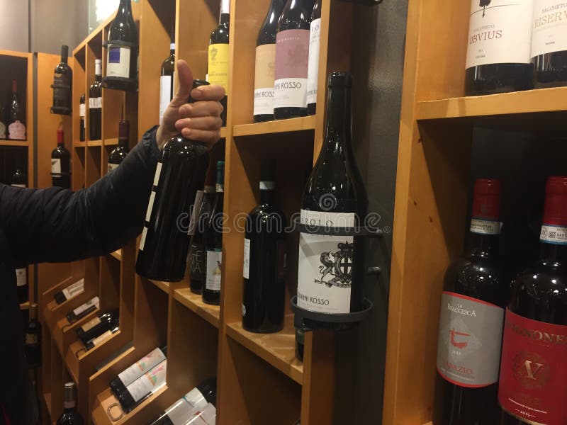 Köpa en flaska av vin i supermarket fotografering för bildbyråer Köpa en flaska av vin i supermarket fotografering för bildbyråer