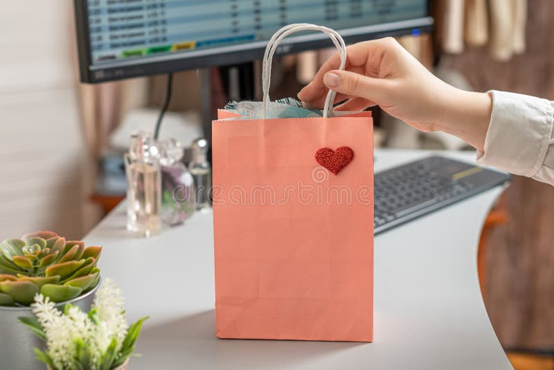 Köpa gåva på valentindagen i en konfektionshus för hondjur. royaltyfria foton