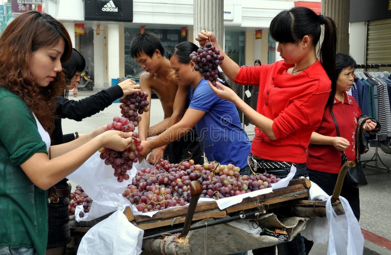 Köpande kvinnor för porslindruvapengzhou