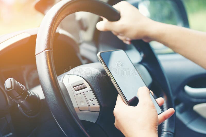 Köra, medan rymma en mobiltelefon för att arbeta, affärsman, vinta royaltyfri foto Köra, medan rymma en mobiltelefon för att arbeta, affärsman, vinta royaltyfri foto