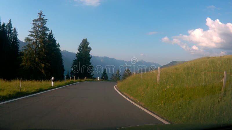 Körning ner vägen i Schweiz