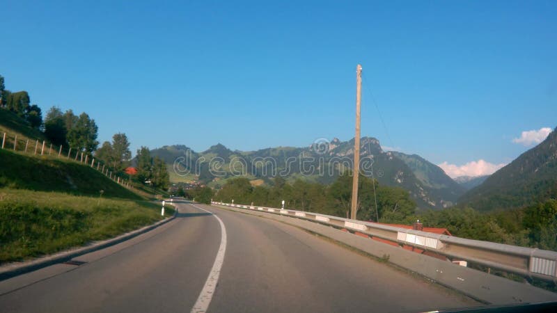 Körning ner vägen i Schweiz