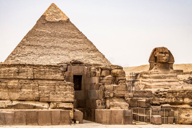 Körper-Porträtkopf der ägyptischen großen Sphinxes voller, mit Pyramiden von Giseh-Hintergrund Ägypten leer mit niemandem Kopiere lizenzfreie stockbilder Körper-Porträtkopf der ägyptischen großen Sphinxes voller, mit Pyramiden von Giseh-Hintergrund Ägypten leer mit niemandem Kopiere lizenzfreie stockbilder