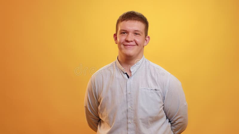 Körper positiv glücklich fettleibig Mann genießen das Leben stock video footage